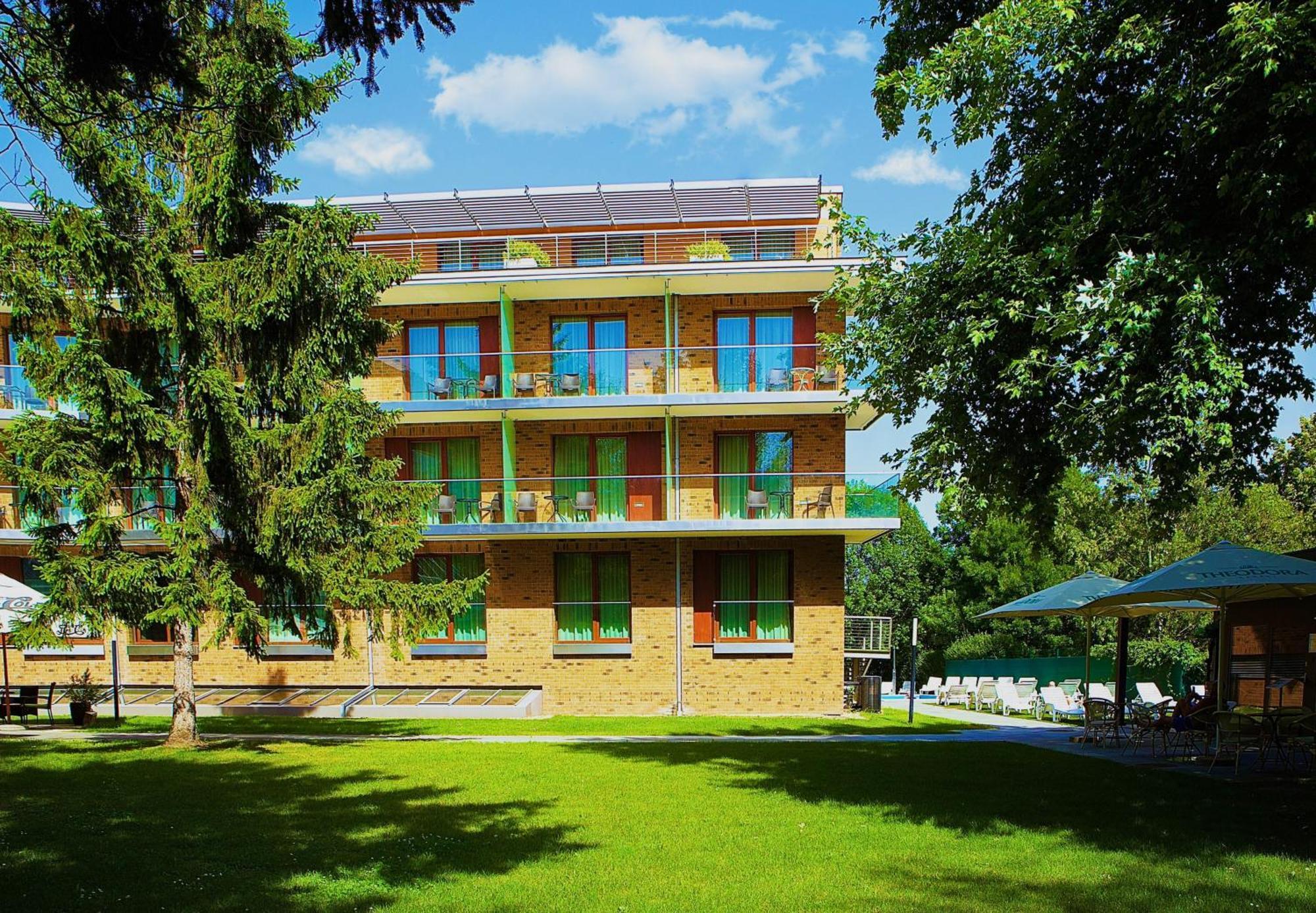 Abacus Business & Wellness Hotel Herceghalom Bagian luar foto